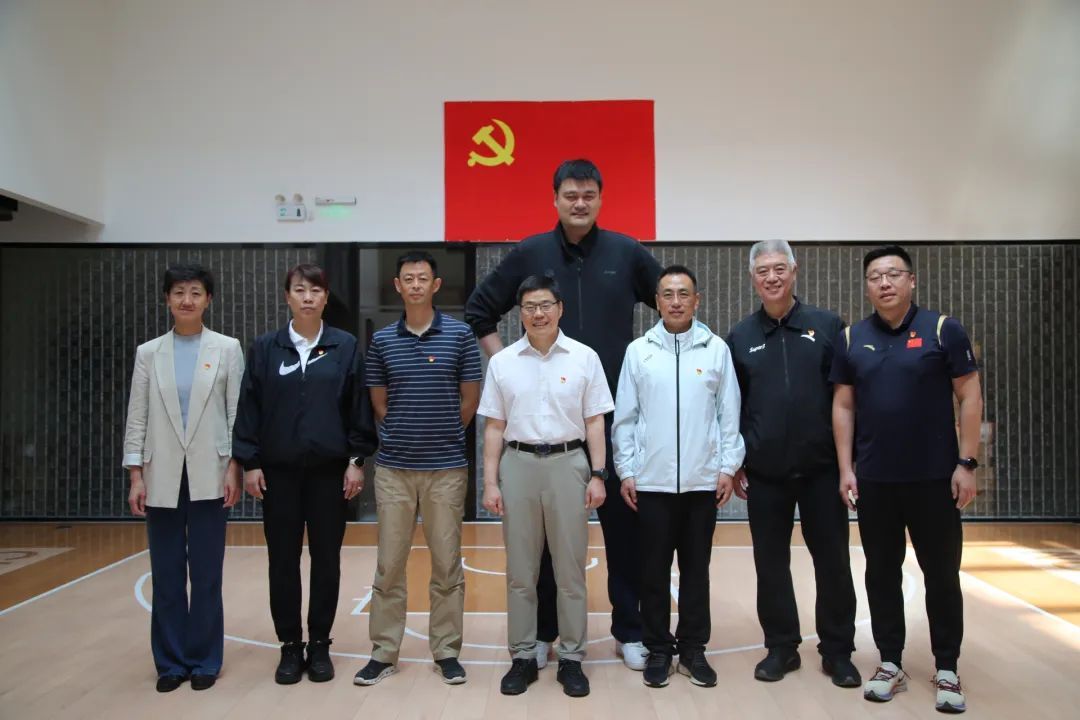 姚明辞职引发中国篮球动荡，篮协主席人选成焦点。郭振明、姜世才、白喜林、王芳、宫鲁