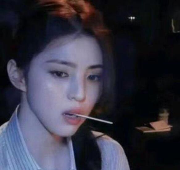 一同事怀疑老婆抽烟。于是就测试老婆：“知道玉溪吗？”老婆摇摇头：“不知道。”继续