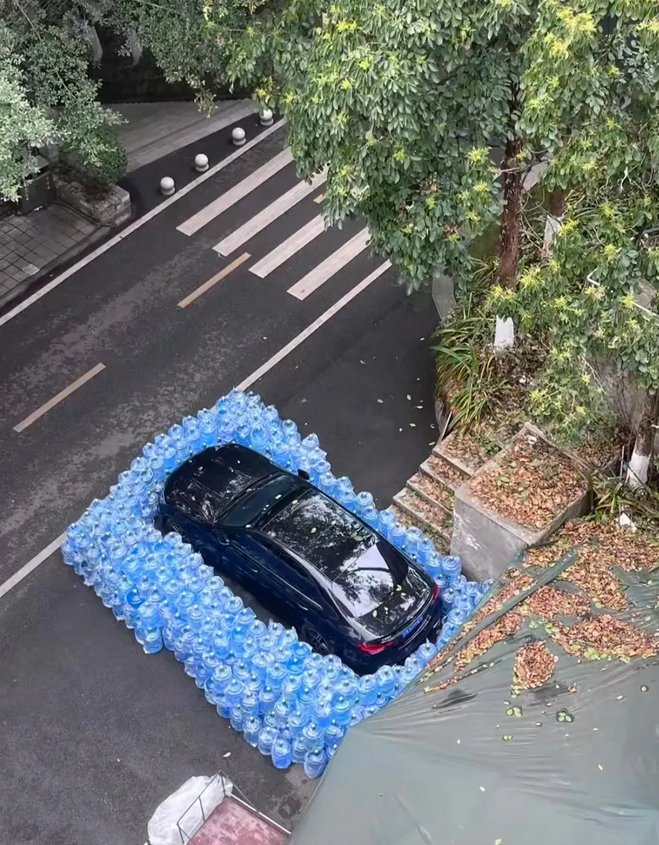 我是服了，这就是乱停车的后果，就问你怕不怕。