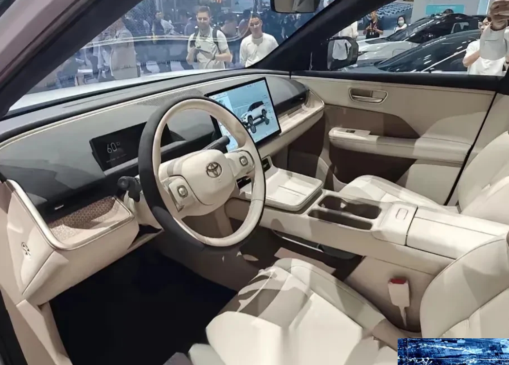 对丰田汽车帮助最大的一定是国产汽车。
以前丰田汽车的内饰像什么样子？但在国产车的