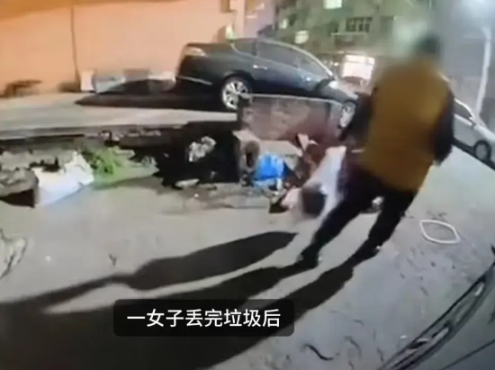 近日浙江温州，一46岁女子晚上下楼丢垃圾，丢完垃圾后，突然，女子将地上一个硬物捡