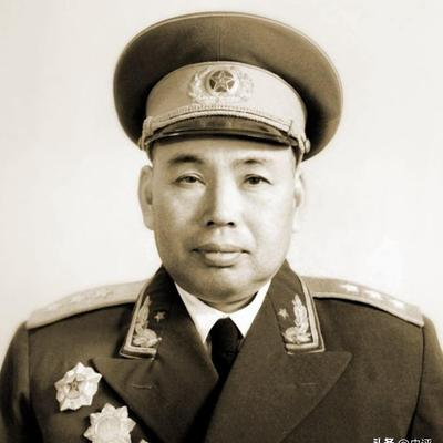 秘书拿着许世友刚发的工资，忐忑的走进办公室，说道：“司令员，这个月的工资发下来了