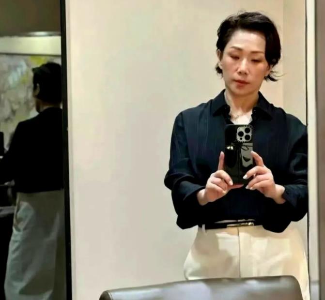 惊现！58 岁的林忆莲在新加坡街头被偶遇，照片一出，歌迷直呼“差点没认出来”。当