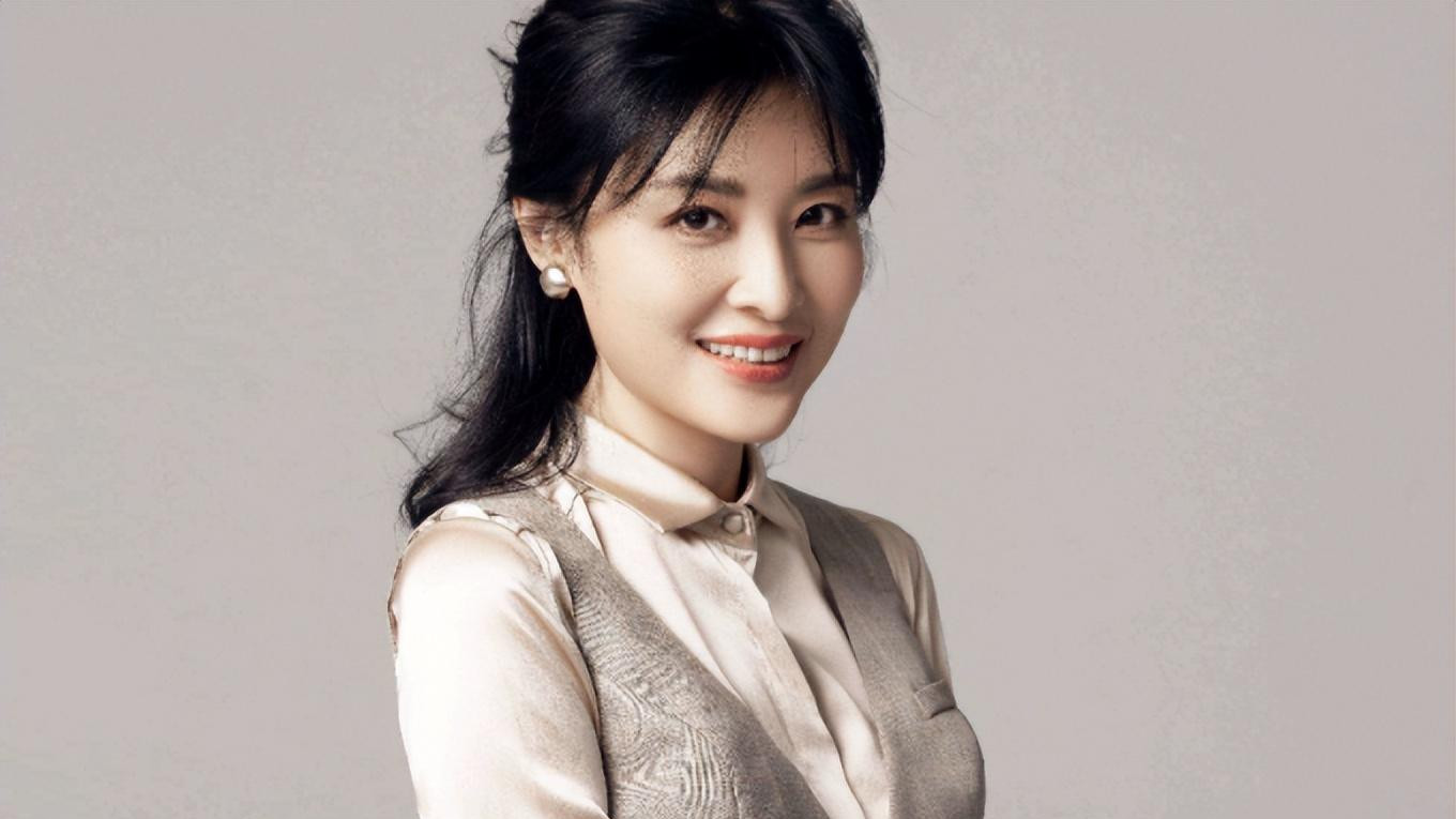 她与董卿斗了十几年，二婚嫁给百亿富豪，女儿却成了一生的痛