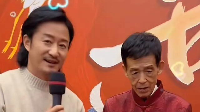 吴京为父亲过80大寿，好友陈思诚惊喜现身，喝茅台配大窑很大气！