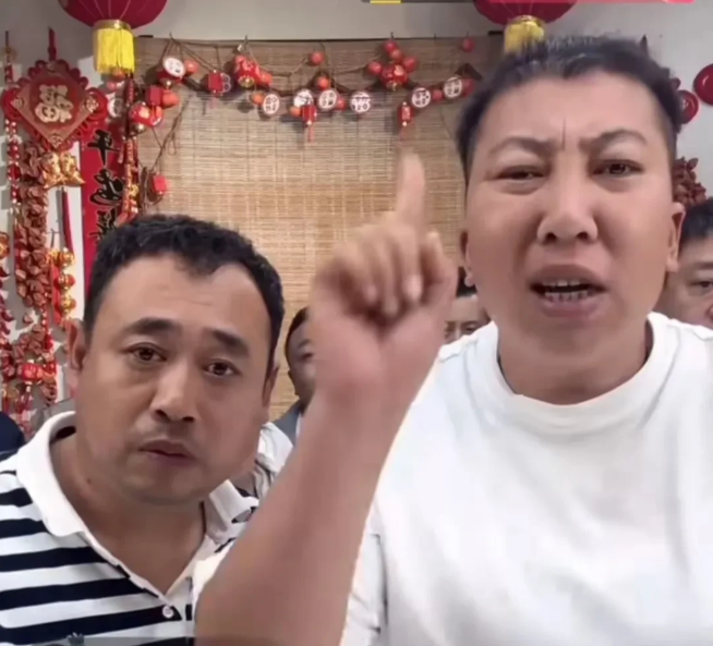 雨姐”事件为直播行业敲响了警钟。要想让直播行业健康发展，就必须提高行业门槛，加强