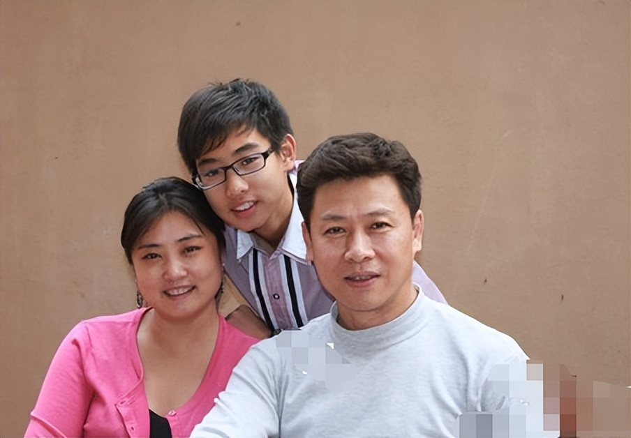 演员胡亚捷与妻子汤静，为了一点家庭小事，闹离婚三次，不料结果越闹感情越深，还意外