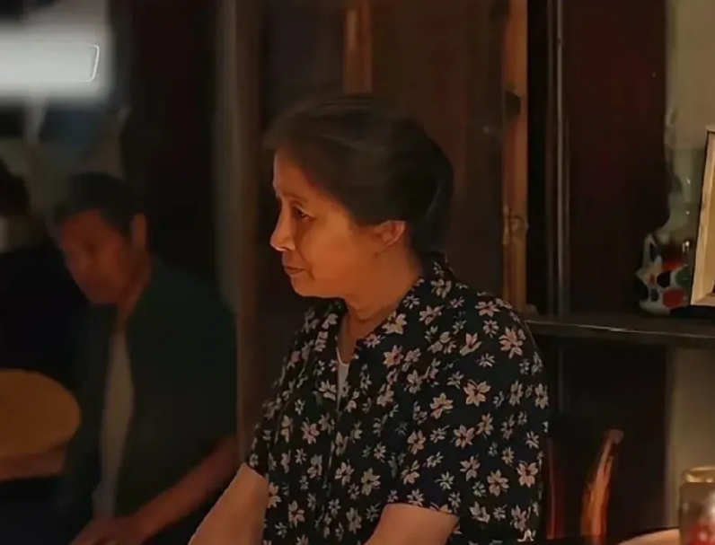 《小巷人家》中，庄家父母为什么喜欢小儿子一家？

第一、庄母脚扭伤的时候了，小儿