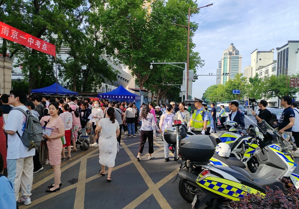 2024高考，考生人数再创新高，送考也再创新高。送考的家长数量众多，现场的热闹程
