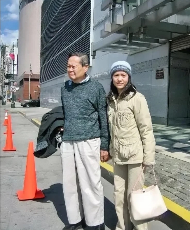 没有人比翁帆更恋爱脑的，她的性格和琼瑶太像了，为了真爱不在乎俗人的眼光，20年不