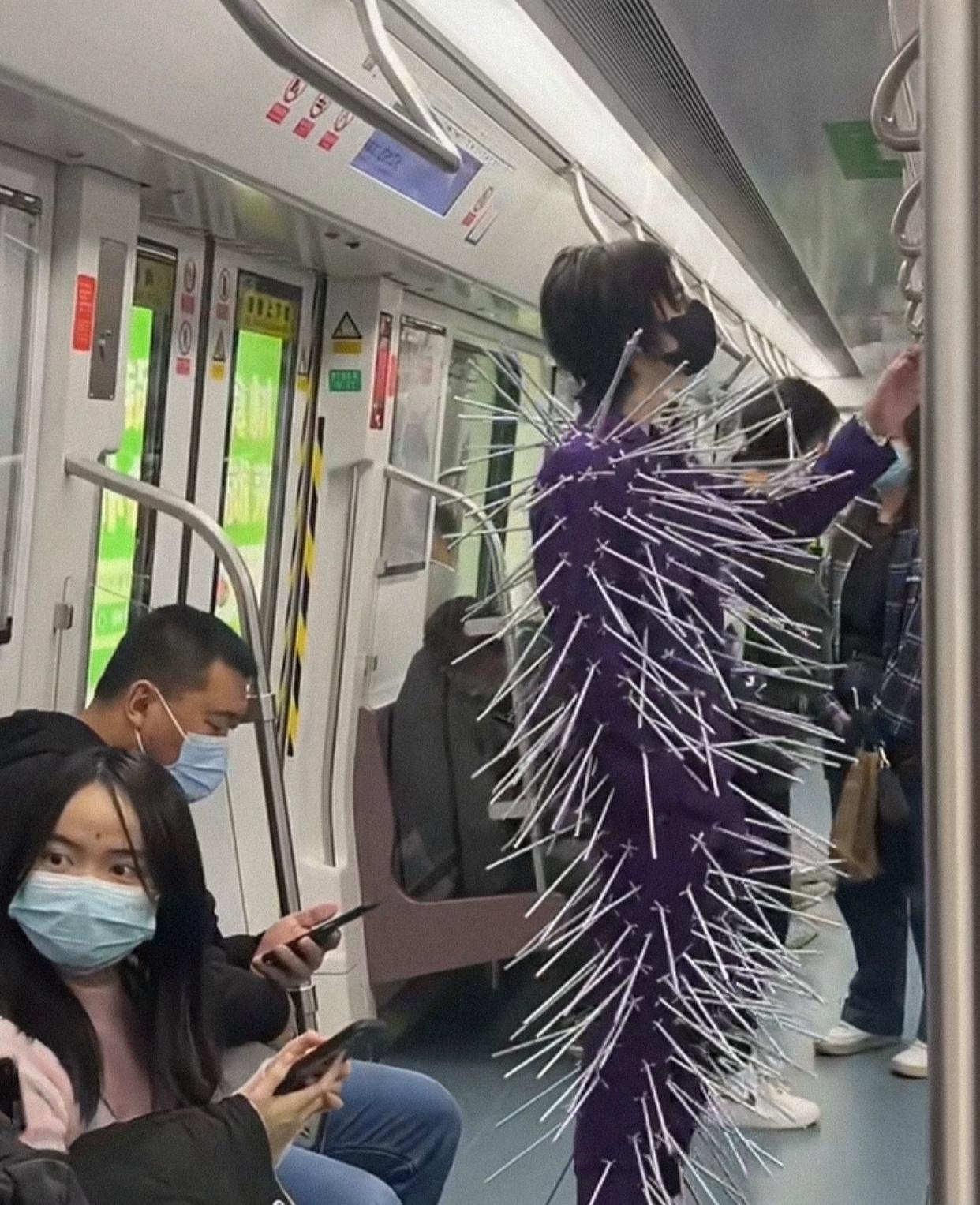 在地铁上看见的，也算是长见识了，怎么会有人穿着这样的衣服上街，搞得大家都不敢靠近