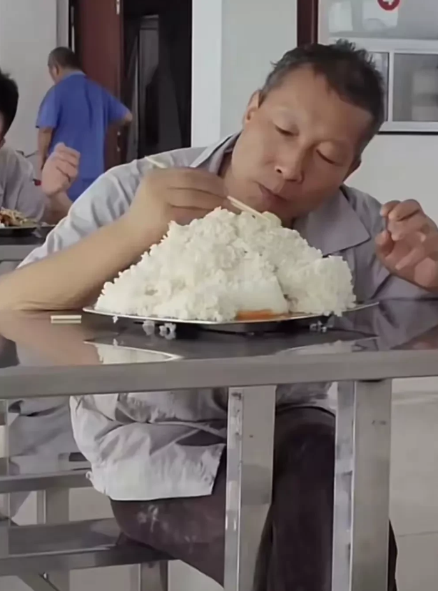 太能吃了！江苏，在一家工厂的饭堂里，有一位中年大叔的饭量，实在大得惊人，工人们发