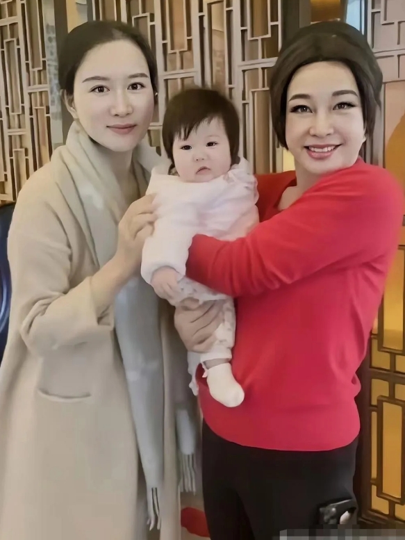 只有得不到的，才是最珍贵的。74岁的著名影星刘晓庆，去大导演张纪中家做客的时候，