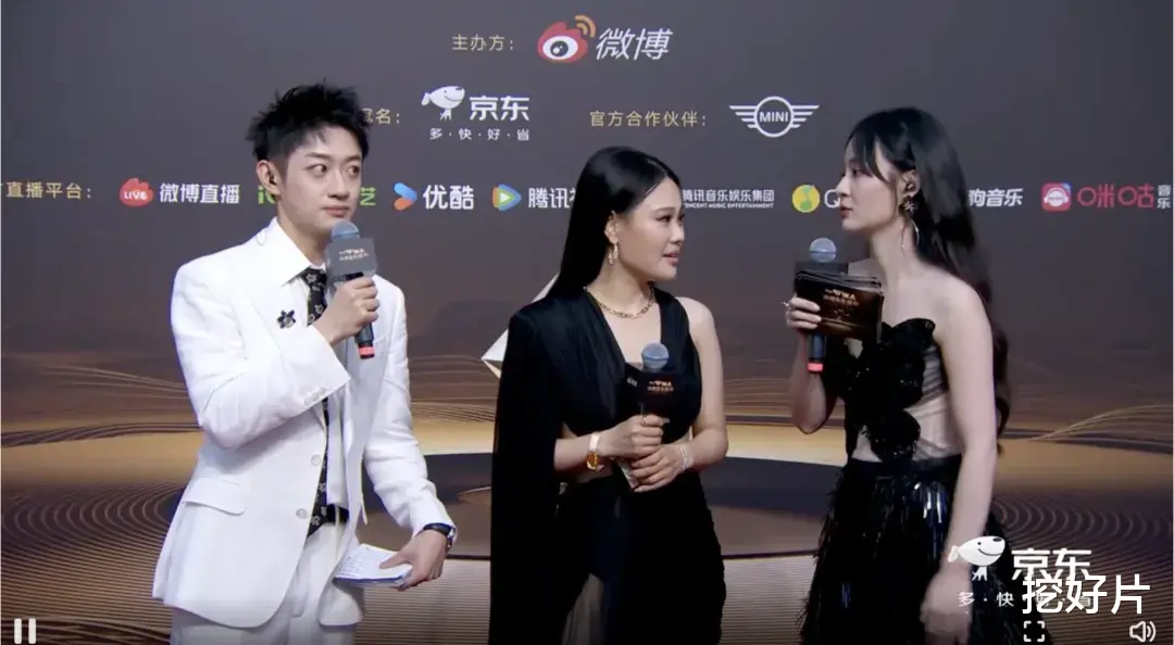 音乐盛典红毯：容祖儿胖了，林志颖王心凌比心，56岁周慧敏美爆了（红米k30和真我q2对比）-第17张图片-九妖电影