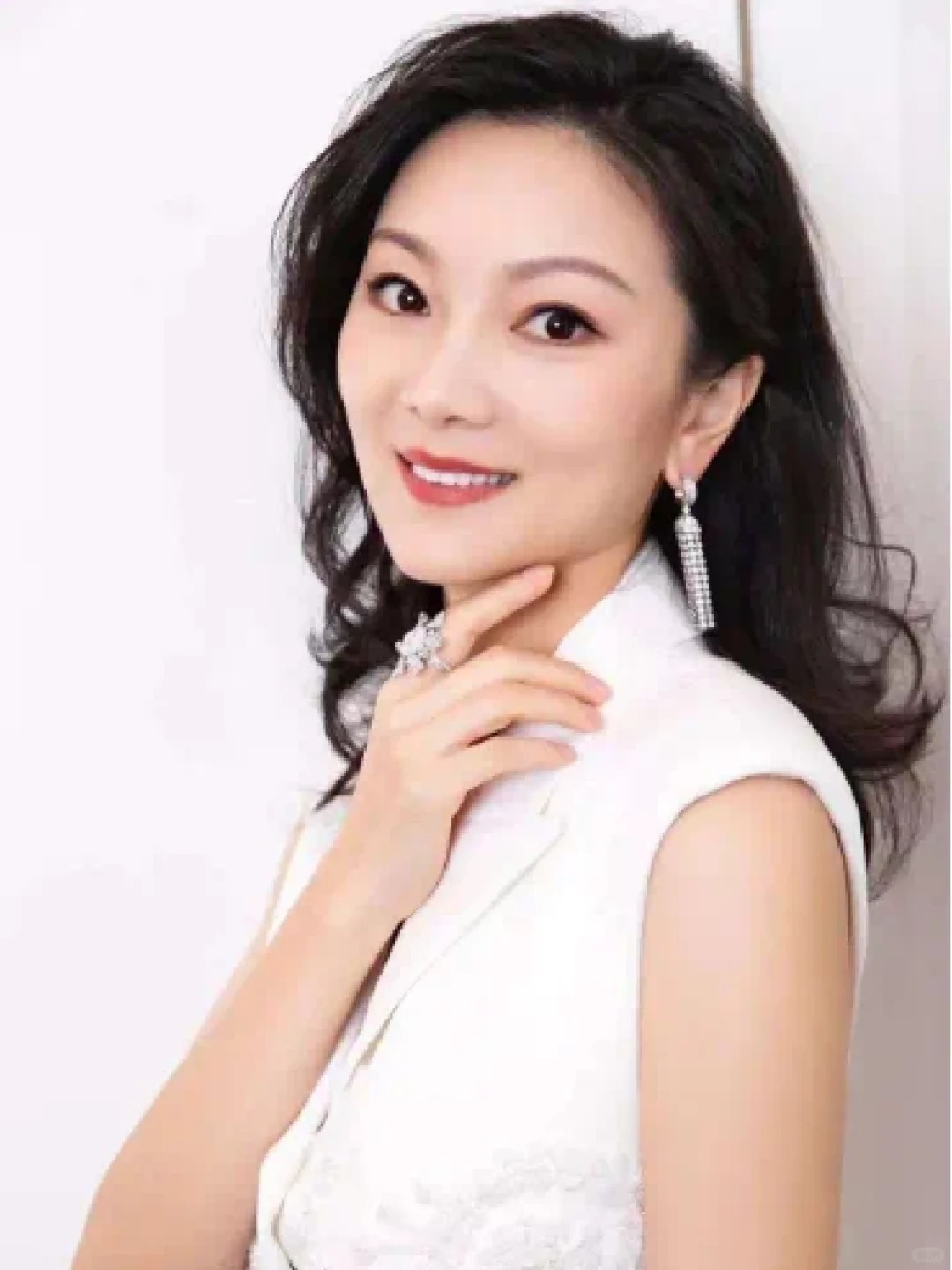 2013年，张艺谋因“超生”问题，被人举报罚款748万，陈婷一下子被推到舆论的风