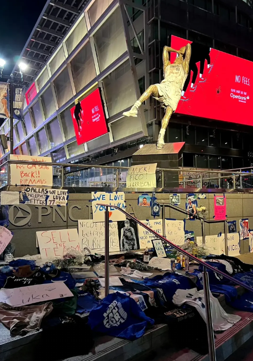 独行侠球迷愤怒了！

今天，在将东契奇交易后的首场比赛，无心恋战的独行侠轮休了欧