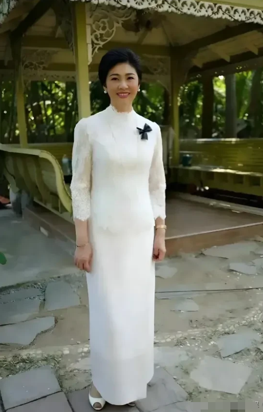 晚上翻来覆去睡不着，我就拿出她的照片来看，看着看着就能安心入睡。
英拉55岁了，