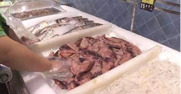 烤鱿鱼，鱿鱼是一种受欢迎的食材，其鲜嫩和独特的口感使其成为许多人喜爱的美食。然而