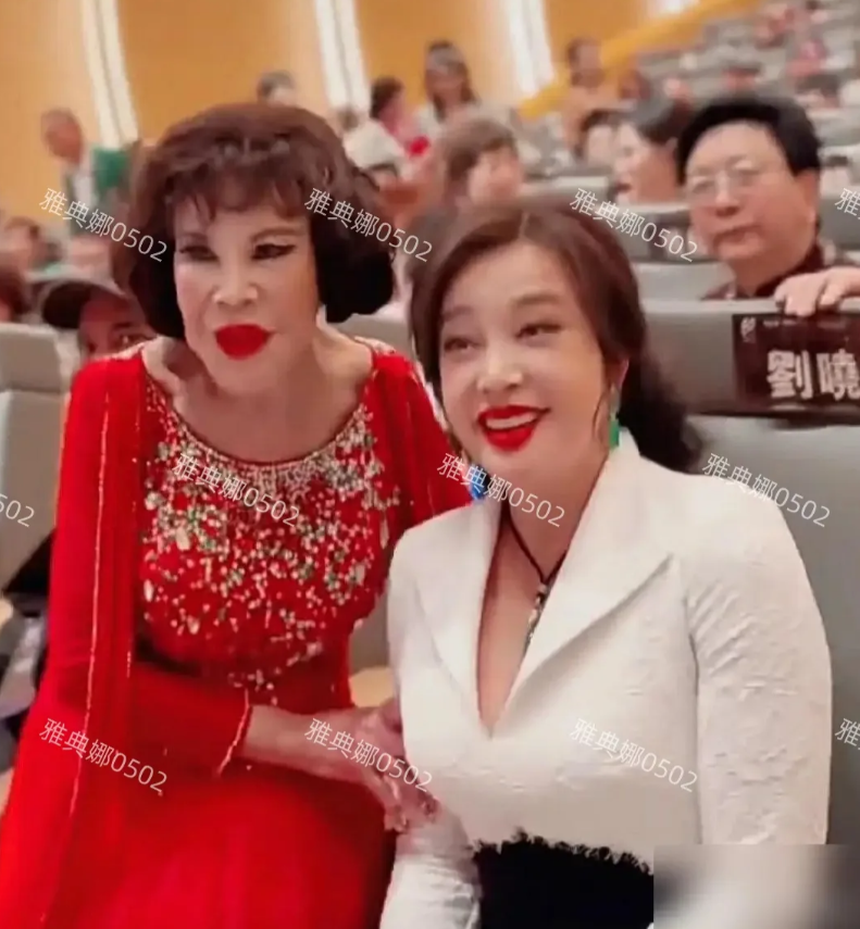 以后再也不diss刘晓庆整容脸了，70多岁的她确实很年轻，气色红润眼睛清亮有神心