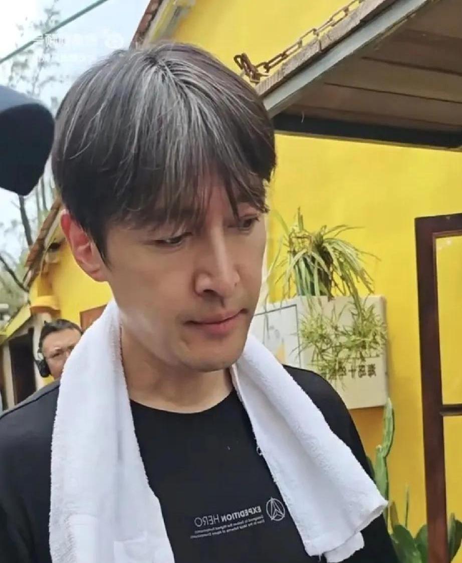 43岁胡歌的深夜焦虑藏不住了！
镜头前永远风度翩翩的男神，私下被两岁女儿逼出“年