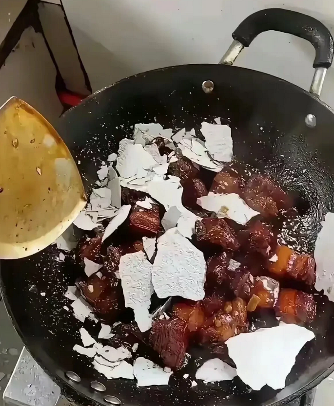万万没想到！在山东，有一名男子的朋友要来家里玩，男子特意做了红烧肉，准备和朋友喝