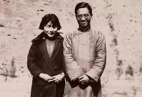 杨绛在英国留学时，有一段时间总是干呕，她估摸着自己是怀孕了，于是对钱钟书讲：“我