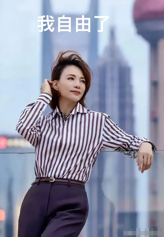 优雅气质，如风般轻盈，离婚后的董卿低调复出，自己在微博上发了新动态图片，并且配文