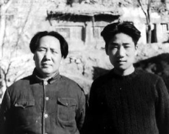 毛主席的过失在于他并未携带一丝富贵荣华离世。
他的错误在于送儿子远赴他乡，却未能