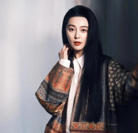 范冰冰曾是娱乐圈顶流，演艺生涯辉煌。经历风波后她重新出发。近期自信接受专访，身着