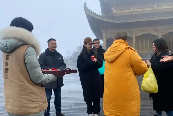我的个乖乖，我在四川峨眉山金顶碰到了谁？真的是太惊艳了！好美，真的好美，本人真的