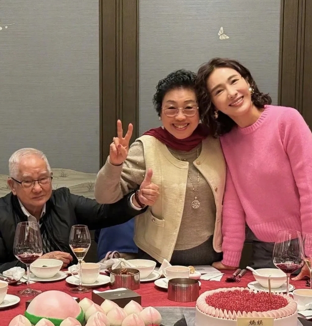 黎姿给她的妈妈过80大寿