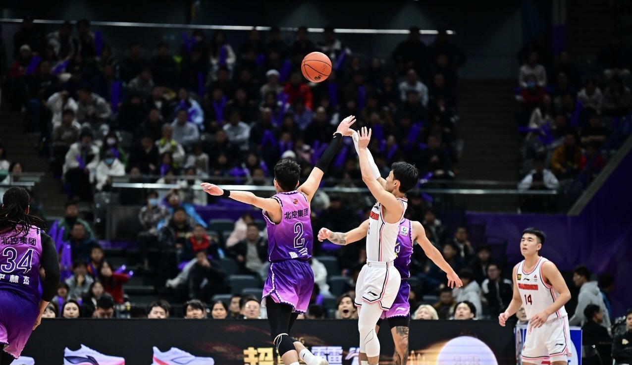 任劳任怨！徐杰打46分钟砍32分直言不累 媒体人：把外援工资给他