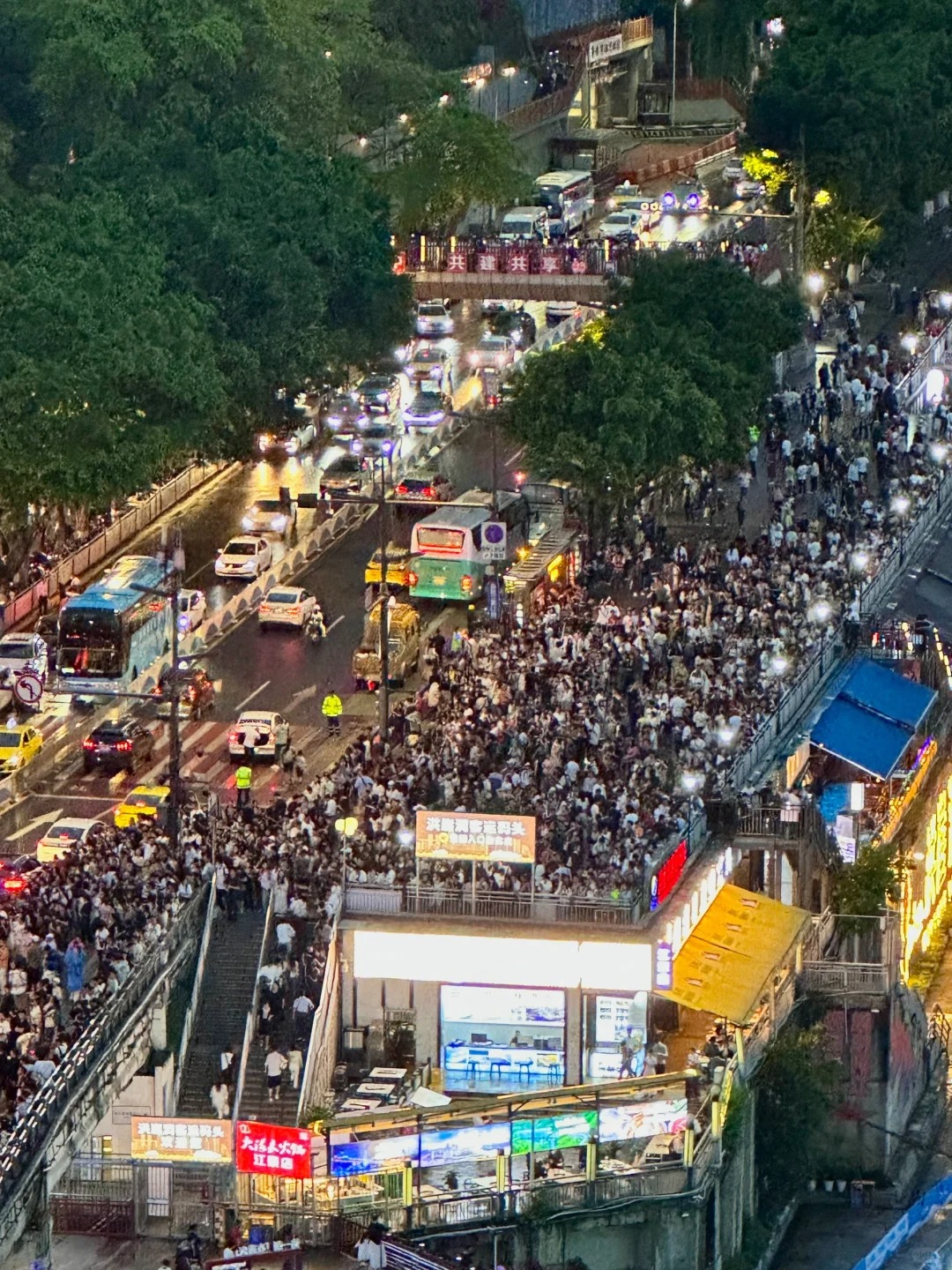 重庆洪崖洞4.30实况，五一别来了
重庆洪崖洞目前每晚19:30亮灯！
明天的人