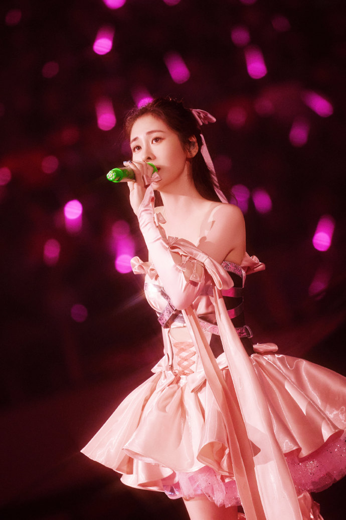 #张碧晨演唱会定妆照#张碧晨有点像张靓颖。都是选秀出道，都是影视OST女王。只要
