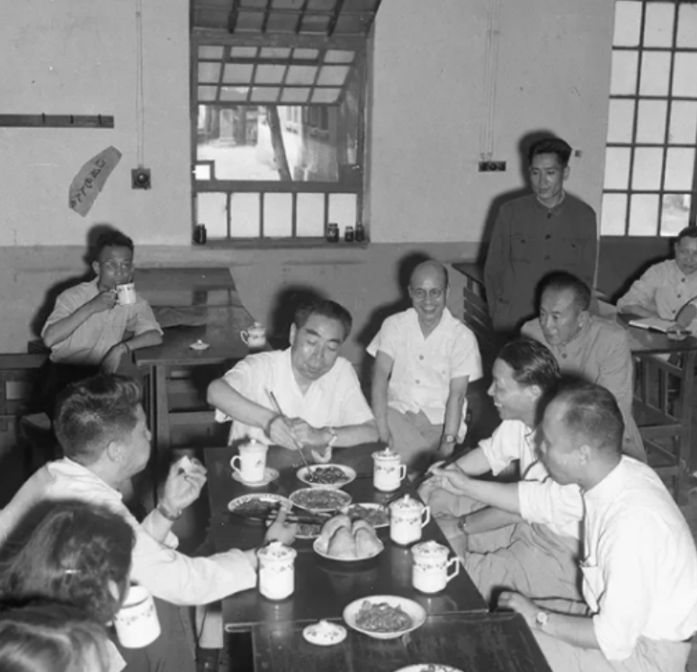 1968年，王树声大将正在机关食堂就餐，目睹一战士一个人取五份餐。王树声询问战士