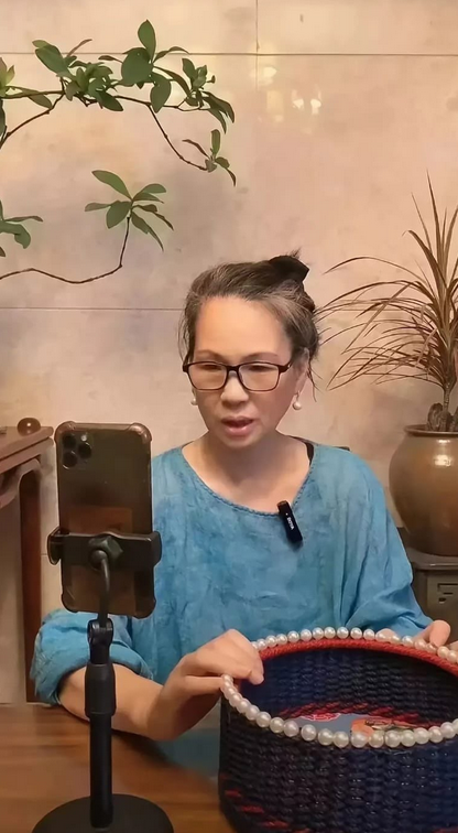 赖昌星的太太，现在在直播卖茶了。

人的命运，在大时代汹涌的潮流中，真是变幻莫测