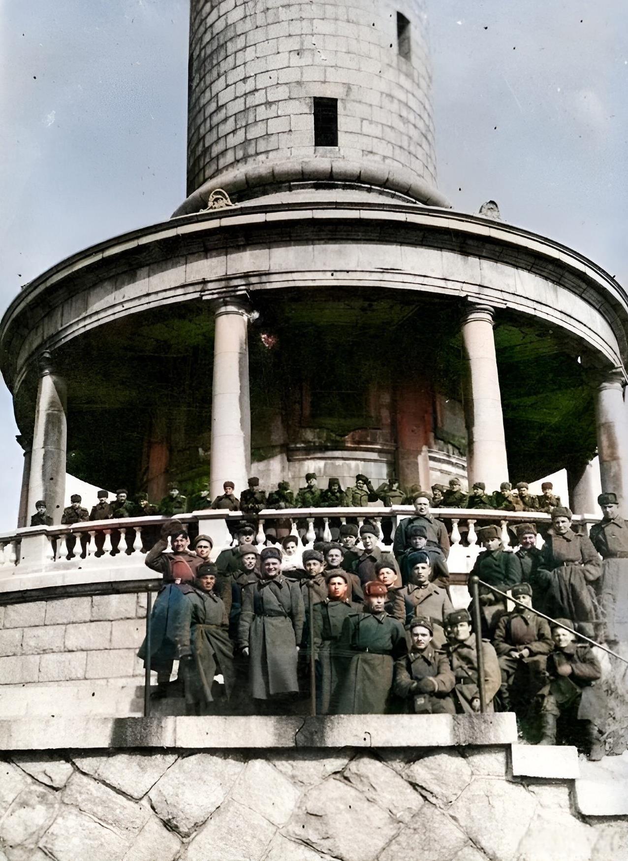 1946年，苏军官兵站在旅顺白玉山日本修建的日俄战争纪念塔下。当初，日军修建此塔