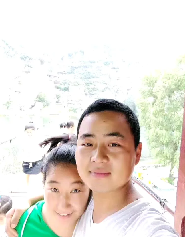 这位就是那个小男孩骑行被碾压案的司机！
他现在因为涉嫌过失致人死亡罪被逮捕了！
