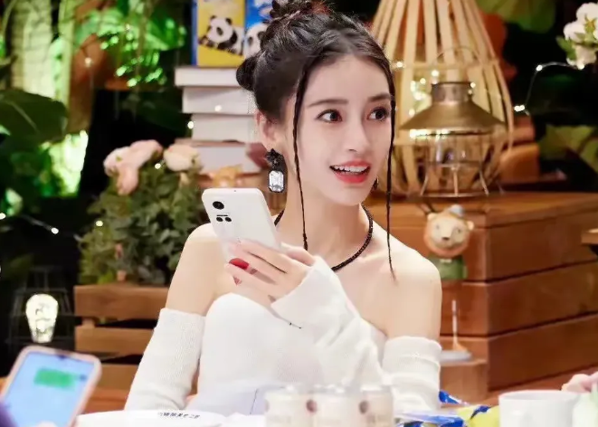 有说杨颖唱歌跑调的，有说杨颖没演技的，但从来没人说杨颖长得不好看的！