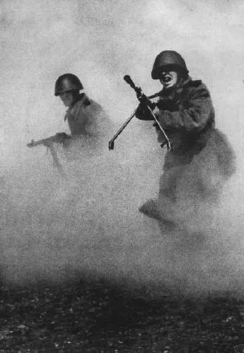 苏军统帅里，盲目自信、依靠人海战术胡乱指挥者大有人在，普通士兵死伤枕藉也就不足为