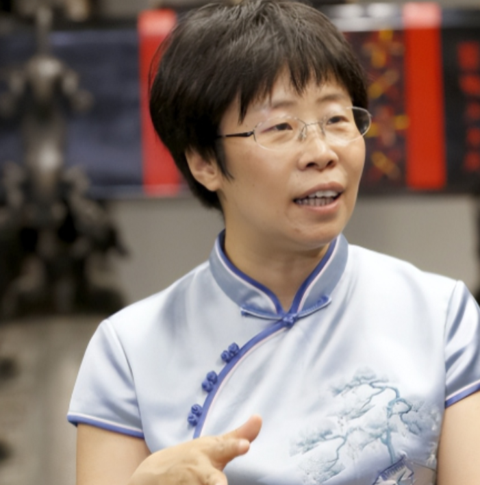 北大才女蒙曼49岁至今未婚，朱迅问她：“你最想嫁给谁？”没想到，她脱口而出说的一