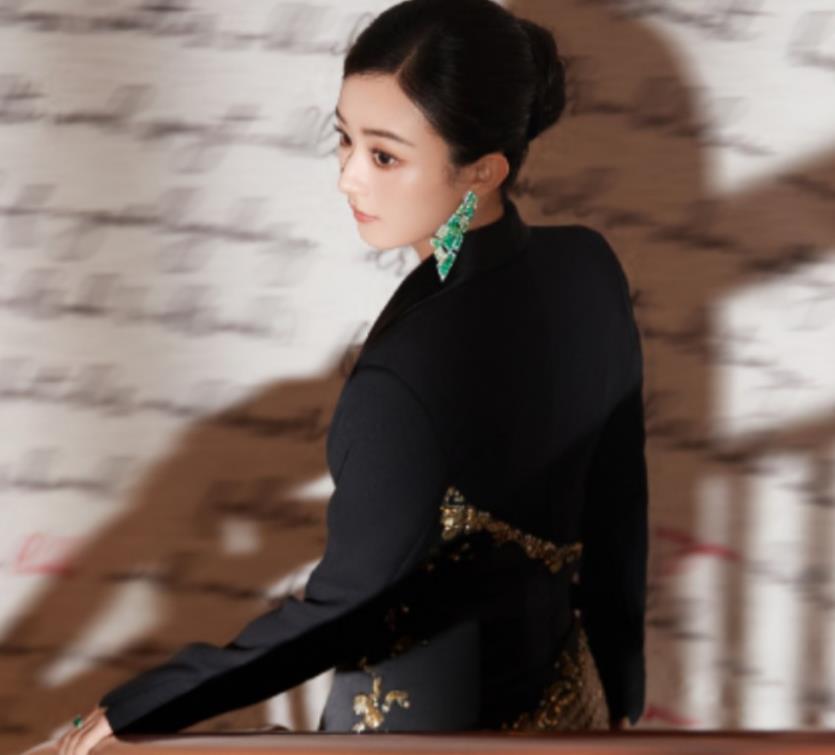 赵丽颖造型还不错，只是作为公众人物，这样的回应的确有点欠妥。
 
这么好看还要怼