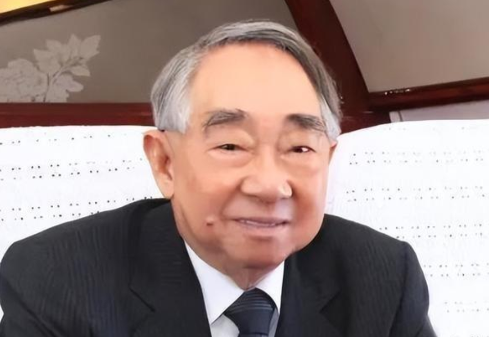 终于顶不住了！台湾长荣集团致歉：认同“九二共识”反对“台独”。
巴黎长荣桂冠酒店