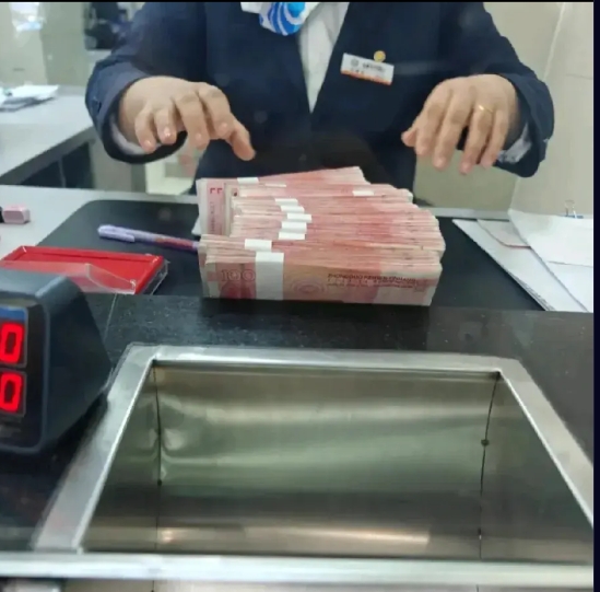 意外发现，存完钱，不要马就走，昨天陪老公去存钱，差不多有6万块钱，可钱存完以后，