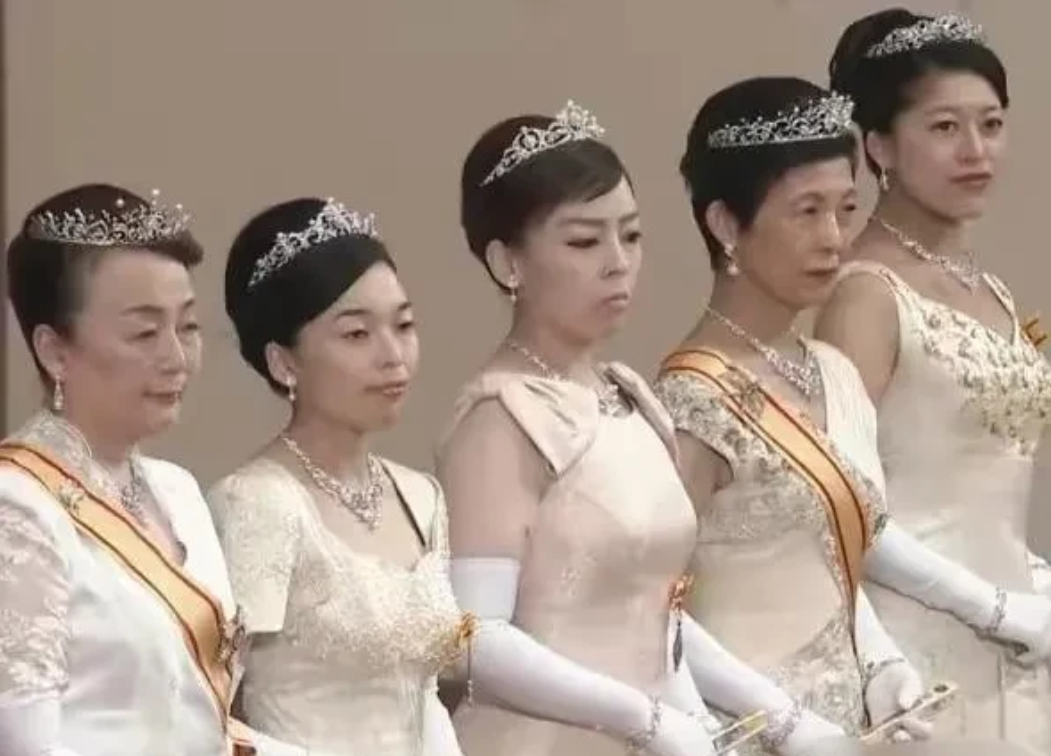 日本皇室的颜值一看就是近亲结合的产物。

皇冠完全就是小学生纯手工制作的。
