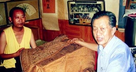 破袈裟里藏旧被子卖了一亿多

                         