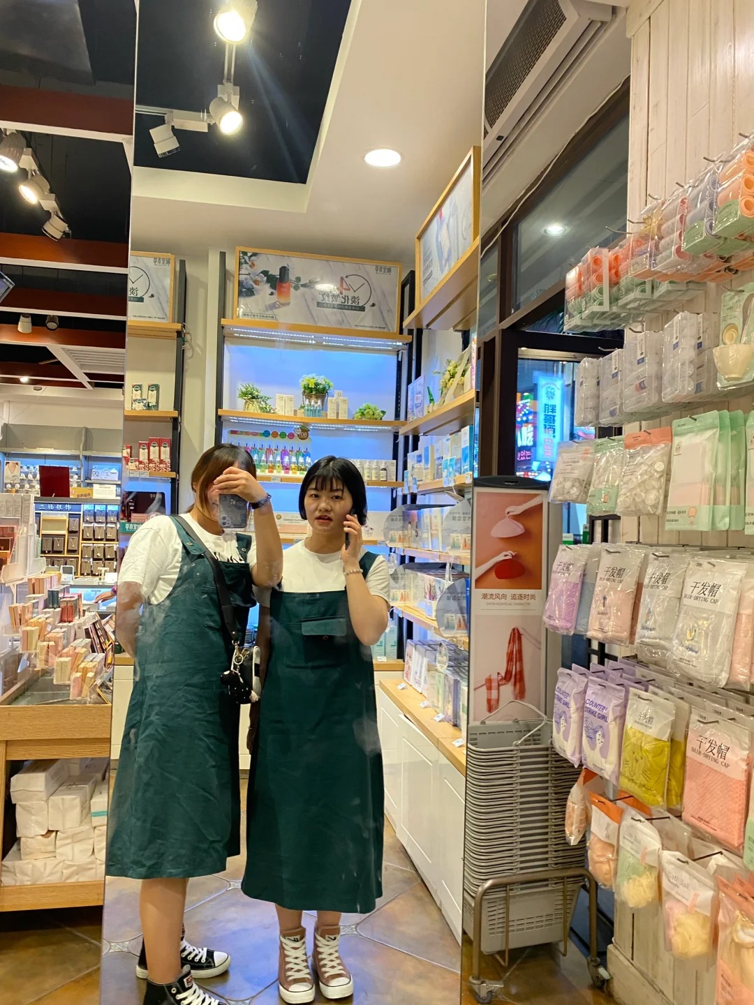 跟闺蜜穿背带裙出门，在三福被人叫服务员
我跟闺蜜去逛三福，穿这件衣服真的很好看阿