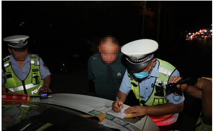 “迈巴赫车主干的？”湖南长沙，邹女士和丈夫去商场购物，把车停在了商场的地下停车场