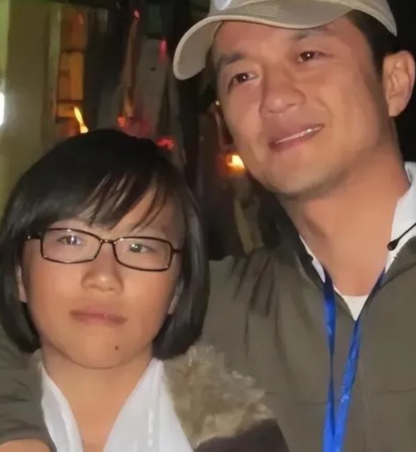 李亚鹏毫不避讳对窦靖童的教育：“我有2个女儿，我会给李嫣定头等舱，给窦靖童定经济
