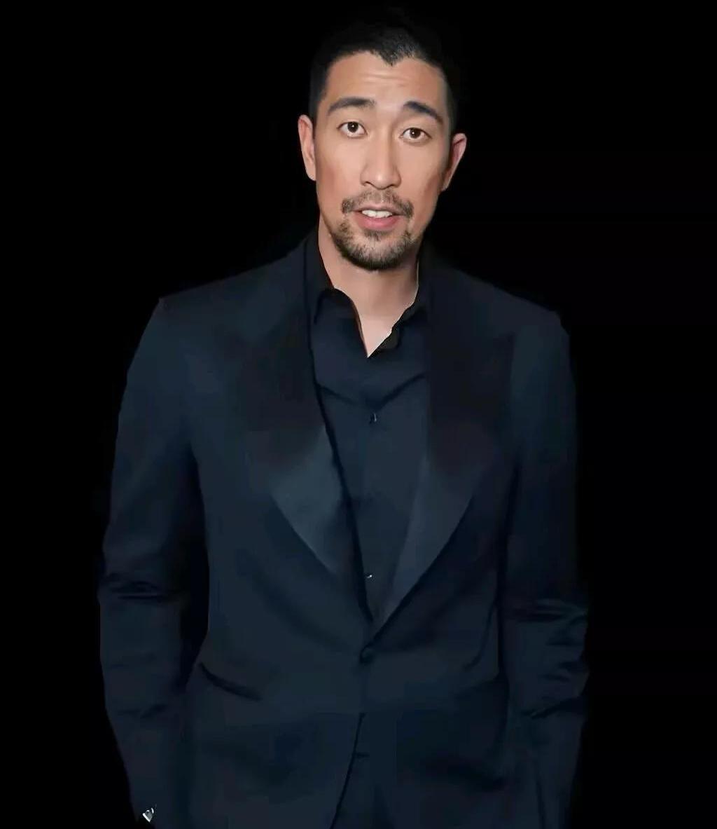 王千源的家庭背景颇为艺术化：父亲王早来是86岁的国家一级演员，母亲周灵芝曾是辽宁